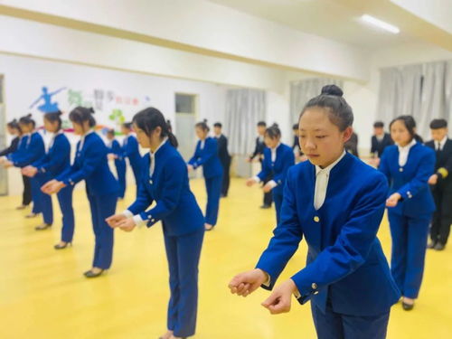 学习仪态礼仪，提升整体素质——隰县职业中学航空服务订单班礼仪服务培养